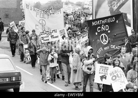 CND Frieden Demonstranten gesehen hier ausgehend von gemeinsamen Hearsall 26. Mai 1984 Coventry wurde reduzieren auf Chaos als Zehntausende von Demonstranten nahmen an einer Ban the Bomb Kundgebung teil. Anti-atomare Demonstranten aus allen Teilen des Landes kamen in die Stadt am 26. Mai Stockfoto