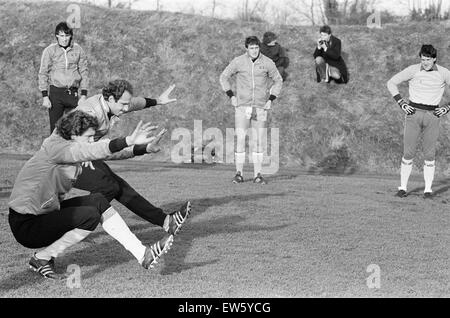 Coventry City Spieler, im Bild während der Trainingseinheit vor FA Cup Third Round match gegen Worcester City, Freitag, 7. Januar 1983. Stockfoto