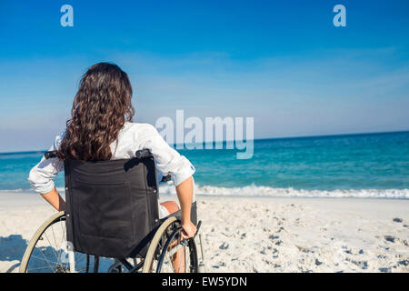 Behinderte Frau, Blick auf den Ozean Stockfoto