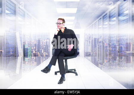 Zusammengesetztes Bild nachdenklich Geschäftsmann sitzt auf einem Drehstuhl Stockfoto