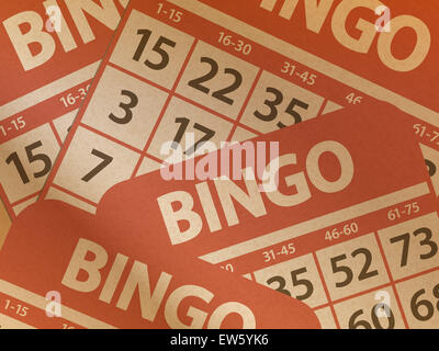 Bingo-Karten auf braunem Papierhintergrund gedruckt Stockfoto