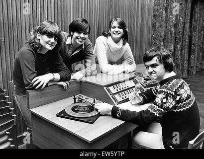 Studenten aus St. Marien Sixth Form College, Middlesbrough, 3. Dezember 1980. Sie haben ihre eigene Radio-Station, mit dem Akzent auf Nachrichten, Meinungen und Musik ins Leben gerufen. Bahnhofsvorsteher, Paul Flanagan (sitzend) zeigt (von links nach rechts) Mitschüler Joanne McCurley Stockfoto