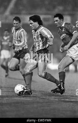 Coventry City 5 V Nottingham Forest 4.  Vierte Runde des Pokals Rumbelows bei Highfield Road. (Bild zeigt) Coventry-Spieler am ball.  28. November 1990 Stockfoto