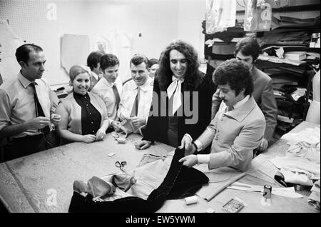 Tiny Tim (geb. Herbert Khaury; 12. April 1932 - 30. November 1996) war ein amerikanischer Sänger, Ukulele-Spieler und musikalische Archivar. Er war bekannt für seine Interpretation von "Zehenspitzen durch die Tulpen" in einer charakteristischen hohen Falsett/Vibrato Stimme gesungen. (pictu Stockfoto