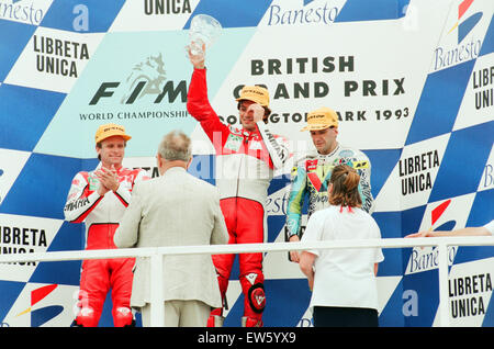 1993 Motorrad 500 CC British Grand Prix Donington Park, 1. August 1993. Podium. 1. Luca Cadalora, 2. Wayne Rainey und 3. Niall Mackenzie. Stockfoto