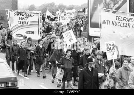 CND Frieden Demonstranten gesehen hier ausgehend von gemeinsamen Hearsall 26. Mai 1984 Coventry wurde reduzieren auf Chaos als Zehntausende von Demonstranten nahmen an einer Ban the Bomb Kundgebung teil. Anti-atomare Demonstranten aus allen Teilen des Landes kamen in die Stadt am 26. Mai Stockfoto