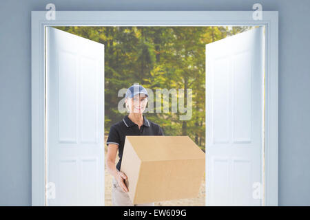 Zusammengesetztes Bild zufrieden Lieferung Frau mit Karton Stockfoto
