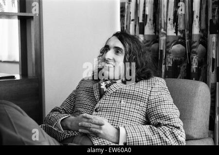 Tiny Tim (geb. Herbert Khaury; 12. April 1932 - 30. November 1996) war ein amerikanischer Sänger, Ukulele-Spieler und musikalische Archivar. Er war bekannt für seine Interpretation von "Zehenspitzen durch die Tulpen" in einer charakteristischen hohen Falsett/Vibrato Stimme gesungen. (pictu Stockfoto