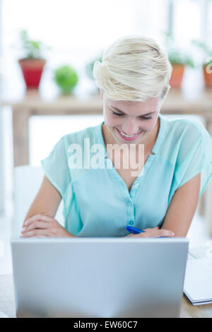 Geschäftsfrau mit Laptop im Büro Stockfoto