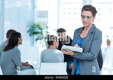 Therapeuten mit Gruppentherapie in Sitzung Stockfoto