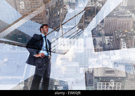 Zusammengesetztes Bild des ernsthaften Geschäftsmann mit Händen auf den Hüften Stockfoto