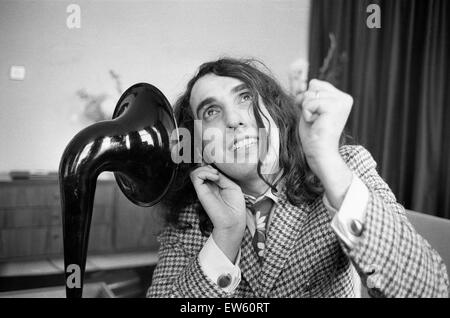 Tiny Tim (geb. Herbert Khaury; 12. April 1932 - 30. November 1996) war ein amerikanischer Sänger, Ukulele-Spieler und musikalische Archivar. Er war bekannt für seine Interpretation von "Zehenspitzen durch die Tulpen" in einer charakteristischen hohen Falsett/Vibrato Stimme gesungen. (pictu Stockfoto