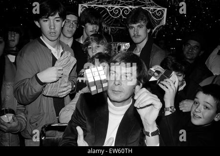 Der Rubik-Würfel Erfinder Professor Erno Rubik in der Spielzeugabteilung von Harrods, signierte seine Würfel und neues Spielzeug die Schlange. London, 7. Dezember 1981. Stockfoto