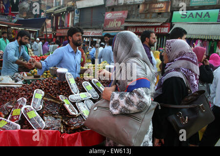 Srinagar, indische verabreicht Kaschmir. 18. Juni 2015. Kredit-Kashmiri Frauen beschäftigt für Termine auf dem Markt zu kaufen, für der Beginn der muslimischen heiligen Fastenmonats Ramadan am Freitag 19. Juni beobachtet wird: Sofi Suhail/Alamy Live News Stockfoto