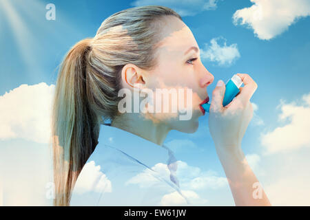 Zusammengesetztes Bild der hübsche Blondine mit einem Asthma-Inhalator Stockfoto