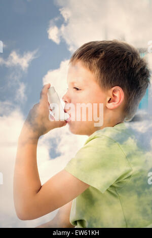 Zusammengesetztes Bild junge mit Asthma-Inhalator im Krankenhaus Stockfoto