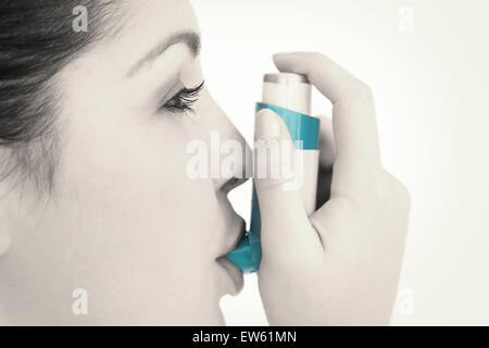 Frau mit einem Asthma-Inhalator Stockfoto