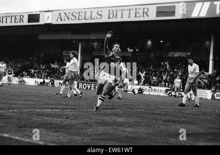 David Platt sprengt den Ball vorbei an Neville Southall für Villas vierten Tor. Divison ein Spiel Aston Villa 6-2 Everton gehalten im Villa Park. 5. November 1989. Stockfoto