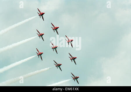 Die Red Arrows, RAF Aerobatic Team, erklingt in der 1993 500 CC British Motorcycle Grand Prix, Donington Park, 1. August 1993. Stockfoto