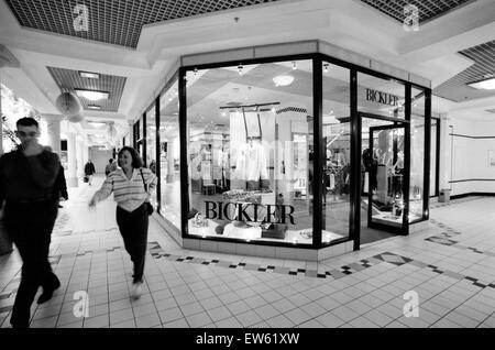 Eldon Garten Shopping Center, Newcastle Upon Tyne, Tyne and Wear. Ein paar der Bickler Shop in Eldon Garten vorbeigehen. 4. April 1990. Stockfoto