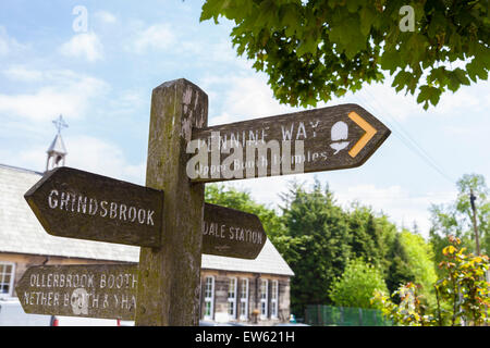 Holz- Fußweg auf einem Wegweiser zu Beginn der Pennine Way, Alfreton, Derbyshire, Peak District, England, Großbritannien Stockfoto