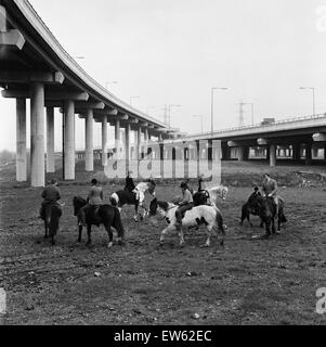 Die Sandwell Valley Riding Centre in West Bromwich, West Midlands (ehemals Staffordshire). Schülerinnen und Schüler beherrschen eines Englands beliebtesten Sportarten in der Nähe von zwei Autobahn Verbindungsstraßen, die M5 und M6. Zwei Formen der Verkehr aber das Pferd ist für immer von der Nutzung verboten die Stockfoto