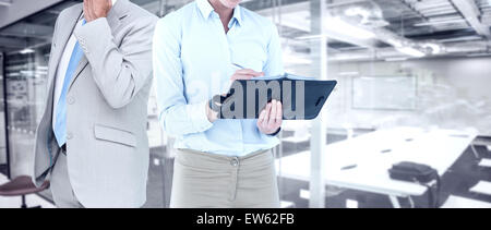 Zusammengesetztes Bild der Geschäftsfrau in ihr Tagebuch zu schreiben Stockfoto