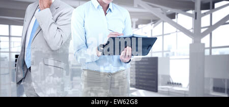 Zusammengesetztes Bild der Geschäftsfrau in ihr Tagebuch zu schreiben Stockfoto