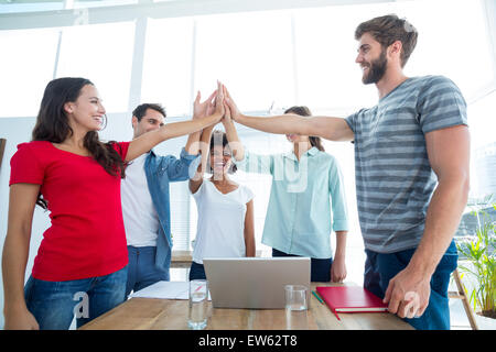 Setzen Sie ihre Hände zusammen glücklich Business-team Stockfoto