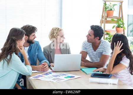 Kollegen mit Laptop im Büro Stockfoto