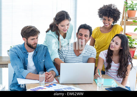 Kollegen mit Laptop im Büro Stockfoto