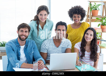 Kollegen mit Laptop im Büro Stockfoto