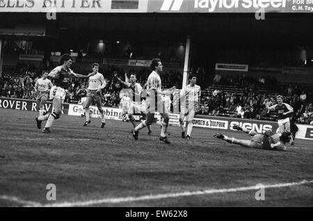 David Platt sprengt den Ball vorbei an Neville Southall für Villas vierten Tor. Divison ein Spiel Aston Villa 6-2 Everton gehalten im Villa Park. 5. November 1989. Stockfoto