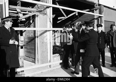 Prinz Philip, Duke of Edinburgh besucht die Szene von den Bombenanschlägen in Birmingham Pub. 25. November 1974. Stockfoto
