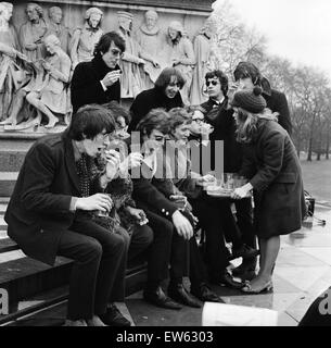 Junge Popstars versammelten sich in das Albert Memorial in London mittags ein Brot und Wasser auf Malpani Weihnachten Appell aufmerksam. Im Bild, Elaine Osborn dienen Brot und Wasser, Roger Waters, Nick Mason, Syd Barrett, Rick Wright, Barry Fantoni, Paul Stockfoto