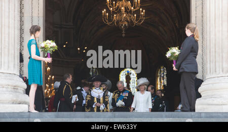 London, UK. 18. Juni 2015. L-r: Alan Schafgarbe, Lord Mayor of London, der Prince Of Wales und die Herzogin von Cornwall. Gäste verlassen den Wehrdienst zum Gedenken an den 200. Jahrestag der Schlacht von Waterloo in der St. Pauls Cathedral. Bildnachweis: OnTheRoad/Alamy Live-Nachrichten Stockfoto