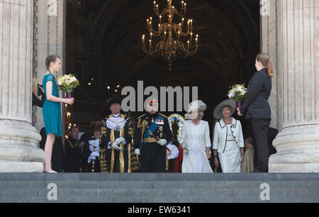 London, UK. 18. Juni 2015. L-r: Alan Schafgarbe, Lord Mayor of London, Prinz von Wales, Charles, Camilla, Herzogin von Cornwall und die Oberbürgermeisterin. Gäste verlassen den Wehrdienst zum Gedenken an den 200. Jahrestag der Schlacht von Waterloo in der St. Pauls Cathedral. Bildnachweis: OnTheRoad/Alamy Live-Nachrichten Stockfoto