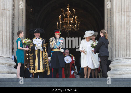 London, UK. 18. Juni 2015. L-r: Alan Schafgarbe, Lord Mayor of London, Prinz von Wales, Charles, Camilla, Herzogin von Cornwall und die Oberbürgermeisterin. Die Herzogin von Cornwall erhält einen Blumenstrauß von Lucy King, 13. Gäste verlassen den Wehrdienst zum Gedenken an den 200. Jahrestag der Schlacht von Waterloo in der St. Pauls Cathedral. Bildnachweis: OnTheRoad/Alamy Live-Nachrichten Stockfoto