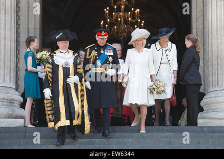 London, UK. 18. Juni 2015. L-r: Alan Schafgarbe, Lord Mayor of London, Prinz von Wales, Charles, Camilla, Herzogin von Cornwall und die Oberbürgermeisterin. Gäste verlassen den Wehrdienst zum Gedenken an den 200. Jahrestag der Schlacht von Waterloo in der St. Pauls Cathedral. Bildnachweis: OnTheRoad/Alamy Live-Nachrichten Stockfoto