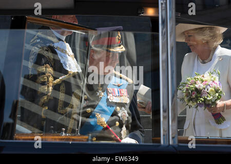 London, UK. 18. Juni 2015. Der Prinz von Wales und die Herzogin von Cornwall. Gäste verlassen den Wehrdienst zum Gedenken an den 200. Jahrestag der Schlacht von Waterloo in der St. Pauls Cathedral. Bildnachweis: OnTheRoad/Alamy Live-Nachrichten Stockfoto