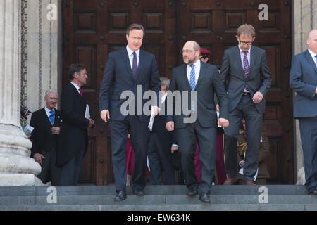 London, UK. 18. Juni 2015. Premierminister David Cameron mit dem Präsidenten des Europäischen Parlaments, Martin Schulz. Gäste verlassen den Wehrdienst zum Gedenken an den 200. Jahrestag der Schlacht von Waterloo in der St. Pauls Cathedral. Bildnachweis: OnTheRoad/Alamy Live-Nachrichten Stockfoto