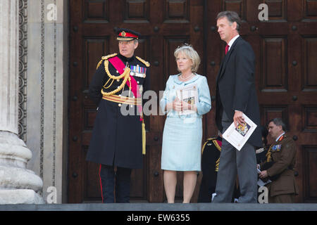 London, UK. 18. Juni 2015. Gäste verlassen den Wehrdienst zum Gedenken an den 200. Jahrestag der Schlacht von Waterloo in der St. Pauls Cathedral. Bildnachweis: OnTheRoad/Alamy Live-Nachrichten Stockfoto