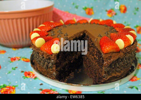 Zwei Schichten Schokolade Kuchen mit einem Stück von ihr genommen. Stockfoto