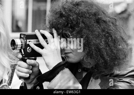 Sänger Marc Bolan Besuch EWIs neue £ 4 Millionen Produktions- und Distributionszentrum in Hayes, Middlesex. Im Bild eine Cine-Kamera verwenden. 19. Juni 1972. Stockfoto