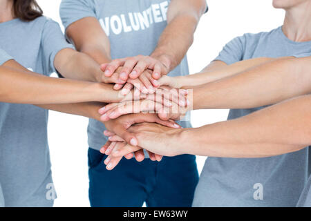 Freiwillige Freunde setzen ihre Hände zusammen Stockfoto