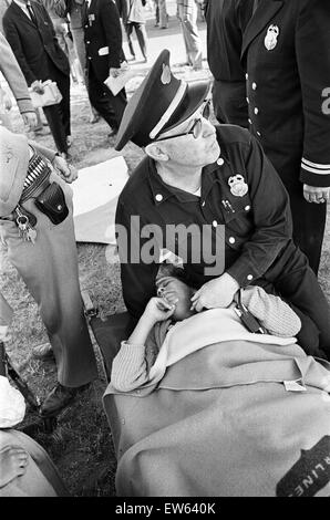 Die Beatles 1964 Amerika-Tour in San Francisco. (Bild zeigt) Ein junger Fan auf einer Bahre in eines der Opfer Station. 18. August 1964 Stockfoto