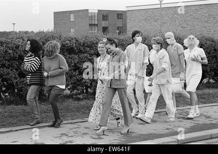 Schüler von Str. Marys Sixth Form College, Middlesbrough, teilnehmen Volkslauf, 11. Mai 1987. Stockfoto