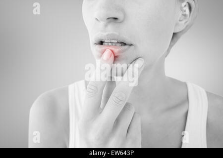 Zusammengesetztes Bild nachdenkliche Frau ihre Lippen berühren Stockfoto