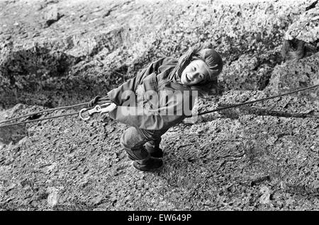 Plas Dol-y-Moch, Coventry Outdoor Education Centre liegt im Herzen des Snowdonia National Park. Ein junges Mädchen lernen wie man abseilen. Maentwrog, Gwynedd, Wales, 26. Oktober 1987. Stockfoto