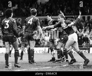 Ecstasy für Stuart Ripley, drehen und teilweise versteckten Boro Torschütze Trevor Senior - Qual für Chelsea Verteidiger. Middlesbrough 2 - 0 Chelsea, 1988 Football League Second Division Play-off-Finale im Ayresome Park statt. 25. Mai 1988. Stockfoto